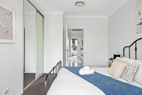 Modern Ensuite Queen Room - Serene Spot At Revesby - Queensland Tourism 3