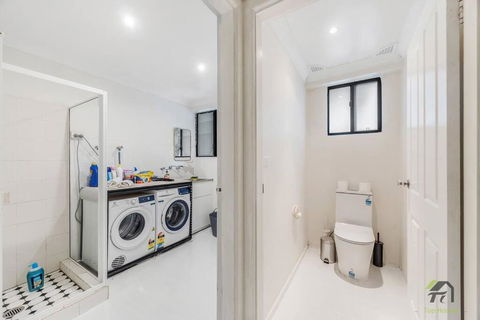 Modern Four-bedroom House In Castle Hill - QLD Tourism 3