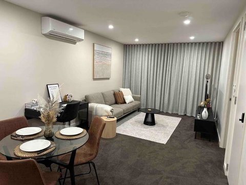 Modern Griffith Apartment - QLD Tourism 2