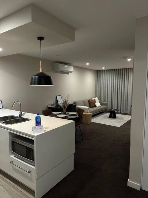 Modern Griffith Apartment - QLD Tourism 1