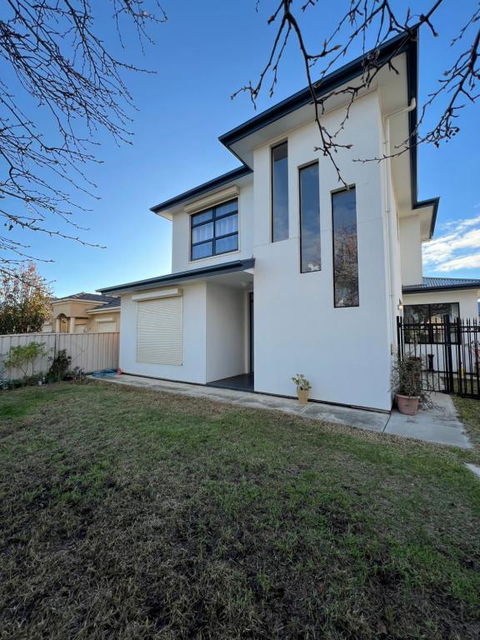 Modern House Between Airport And Sea - Queensland Tourism 3
