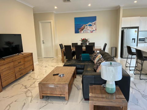 Modern House Between Airport And Sea - Queensland Tourism 1