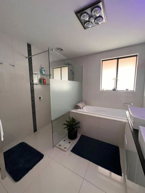 Modern Light Filled Home Near Beaches - QLD Tourism 1