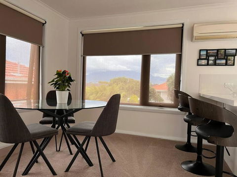 Modern Light Filled Home Near Beaches - QLD Tourism 3