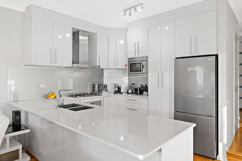 Modern Scarborough Townhouse - Queensland Tourism 3