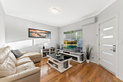 Modern Scarborough Townhouse - Queensland Tourism 1