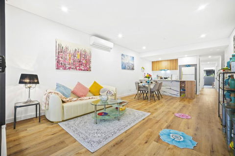Modern Toy Style APT At Heart Kogarah - QLD Tourism 2