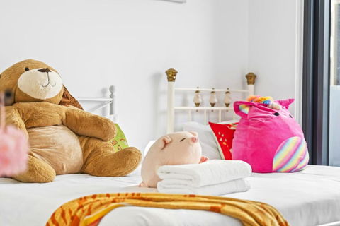 Modern Toy Style APT At Heart Kogarah - QLD Tourism 3