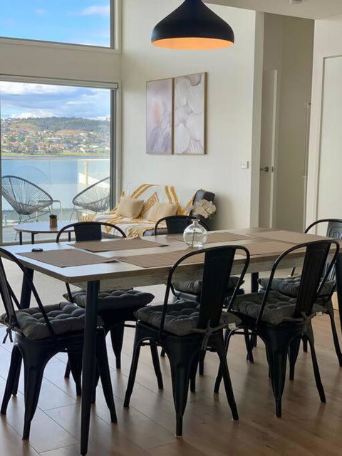 Modern Villa With Water View - QLD Tourism 0