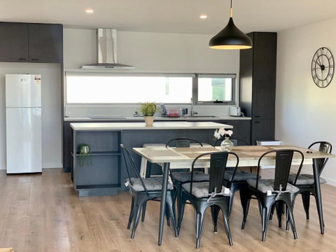 Modern Villa With Water View - QLD Tourism 1