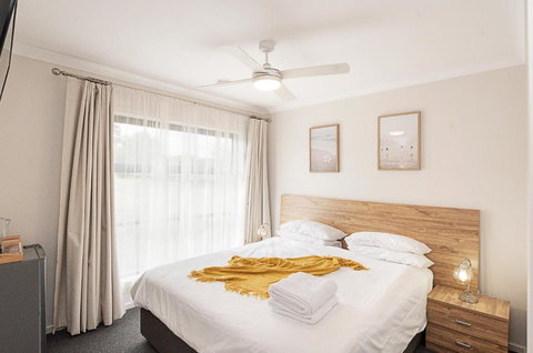 Morview Holiday Homes-Giraffe - QLD Tourism 0