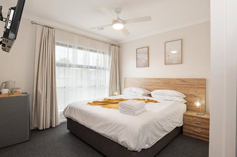 Morview Holiday Homes-Giraffe - QLD Tourism 1