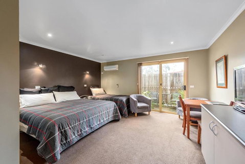 Motel Strahan - QLD Tourism 1