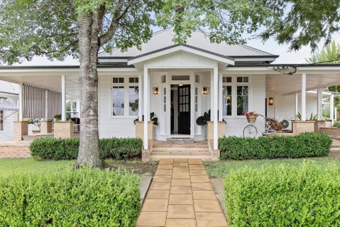 Narraweema Guesthouse - Historic Luxury BnB Retreat - QLD Tourism 1