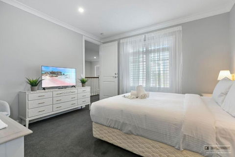 New Haven - Eiffel Tower Suite - Queensland Tourism 1