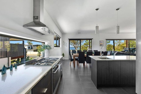 NEW - Sunrise Waters Holiday House - Queensland Tourism 1