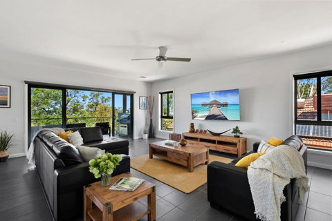 NEW - Sunrise Waters Holiday House - Queensland Tourism 2