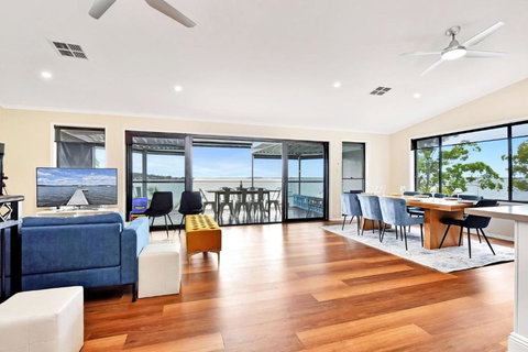 New Property Shimmer Shores Absolute Waterfront Retreat At Fishing Point, Lake Macquarie - QLD Tourism 3