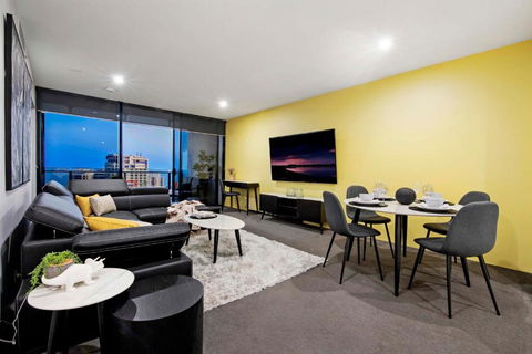 OCEAN VIEW - One Bedroom Spa Apartment - Circle On Cavill - Self Contained, Privately Managed - QLD Tourism 2