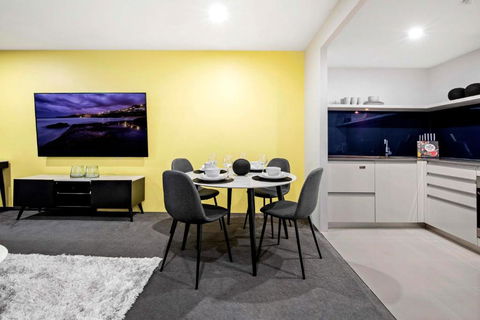 OCEAN VIEW - One Bedroom Spa Apartment - Circle On Cavill - Self Contained, Privately Managed - QLD Tourism 3