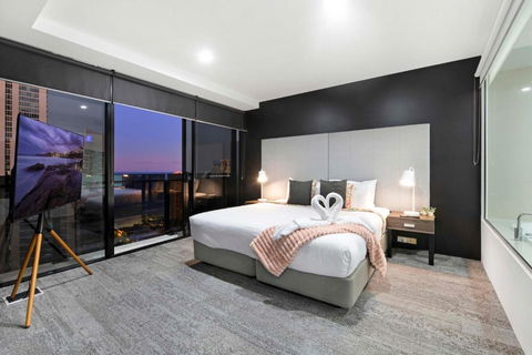 OCEAN VIEW - One Bedroom Spa Apartment - Circle On Cavill - Self Contained, Privately Managed - QLD Tourism 0