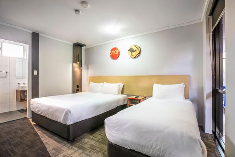 Nightcap At Jamison Hotel - Queensland Tourism 1