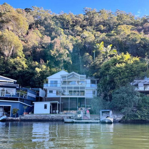 NINE At Berowra Waters, Luxury Waterfront With Hot Tub - Queensland Tourism 2