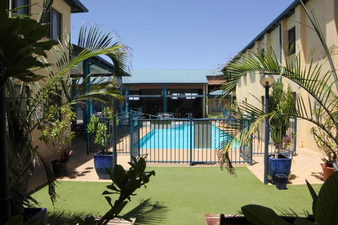 Ningaloo Club Backpackers - QLD Tourism 3