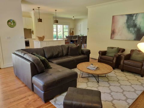 Noonan House, 5 Bedrooms. Hop & Skip To Town - Queensland Tourism 3