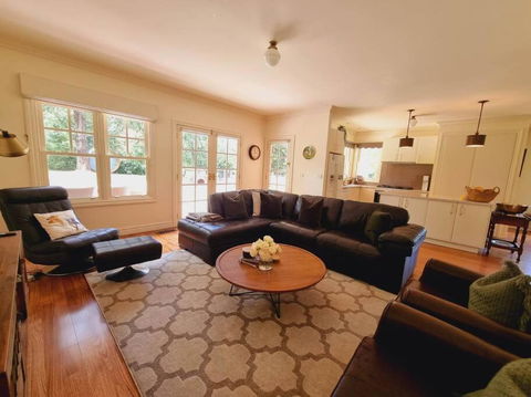 Noonan House, 5 Bedrooms. Hop & Skip To Town - Queensland Tourism 2