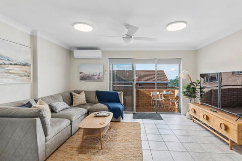North Beach Escape - Balcony Sunrises And Ocean Walks - Queensland Tourism 1
