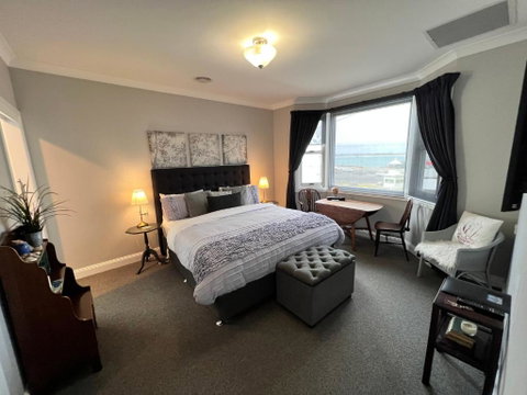 Number 10 -King Bed With Breakfast - QLD Tourism 0
