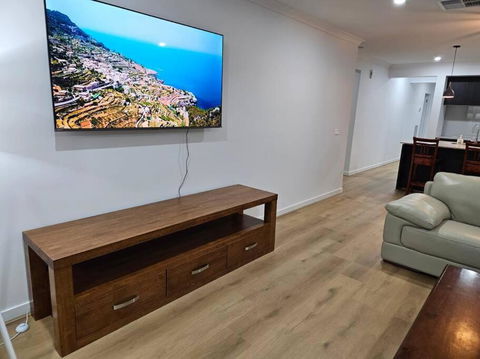 O Stylish 4 Room Oasis With 65 TV - QLD Tourism 0