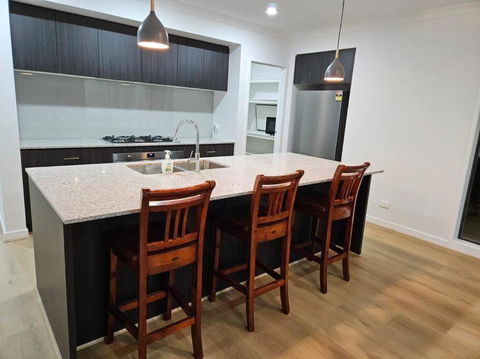 O Stylish 4 Room Oasis With 65 TV - QLD Tourism 2
