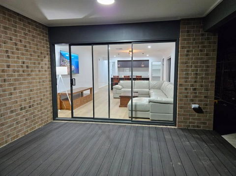 O Stylish 4 Room Oasis With 65 TV - QLD Tourism 3
