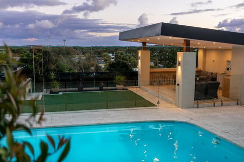 OASIS ON SUNSET - Tranquility Close To The Ocean - QLD Tourism 1