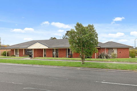 Oasis Springs - Queensland Tourism 0