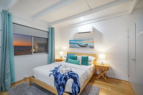 OCEA84 - Quinns Beach Shack: Ocean Views - QLD Tourism 2