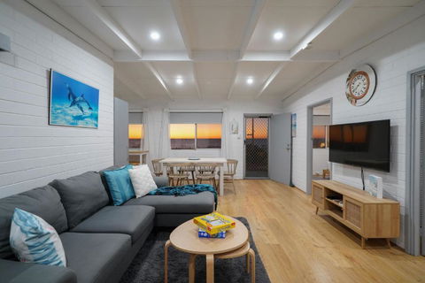OCEA84 - Quinns Beach Shack: Ocean Views - QLD Tourism 3