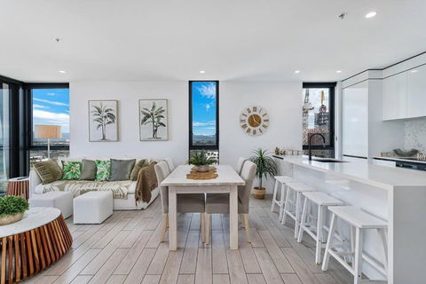 OPUS Apartment - Beach At Your Doorstep Short Walk To Light Rail - QLD Tourism 3