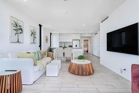 OPUS Apartment - Beach At Your Doorstep Short Walk To Light Rail - QLD Tourism 2