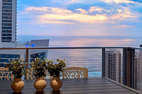 OCEAN VIEW APARTMENTS - Circle On Cavill - Self Contained & Privately Managed - QLD Tourism 0