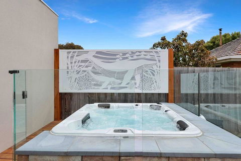 OG Spa Retreat- 3 Bedroom, Spa, Central, Aircon - QLD Tourism 0