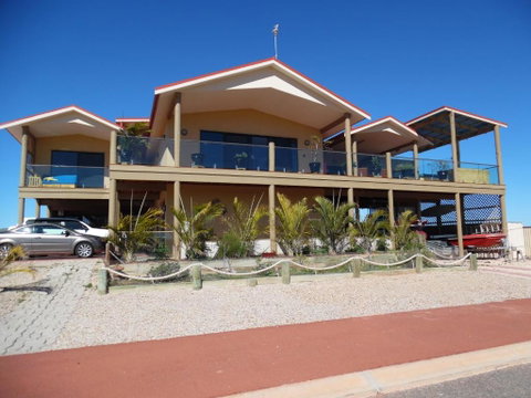 On The Deck @ Shark Bay - QLD Tourism 3
