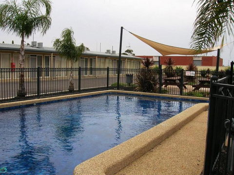 Overlander Hotel Motel - Queensland Tourism 3
