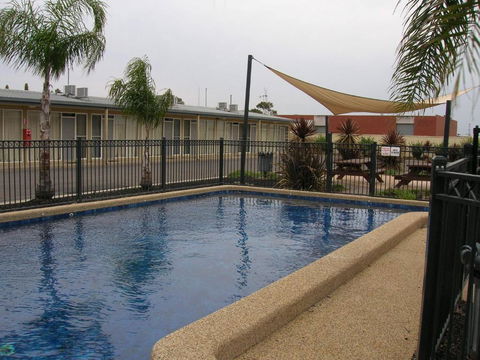Overlander Hotel Motel - Queensland Tourism 0