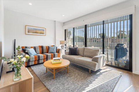Park Life! Elegant & Sun-Filled 2 Bed 2 Bath Home In Caulfield North - Queensland Tourism 0