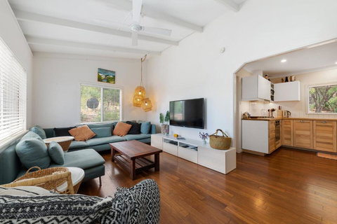 Peaceful And Renovated Original Beach House With Sweeping Views Of Gracetown - Queensland Tourism 3