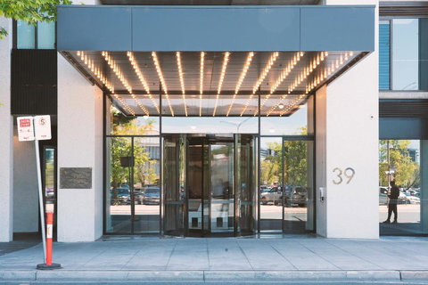 Patio Mt View 1BR Apt In CBD Near ANU And Museum With Free Parking And WiFi - QLD Tourism 0