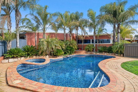Peppermill Inn Motel - Queensland Tourism 0